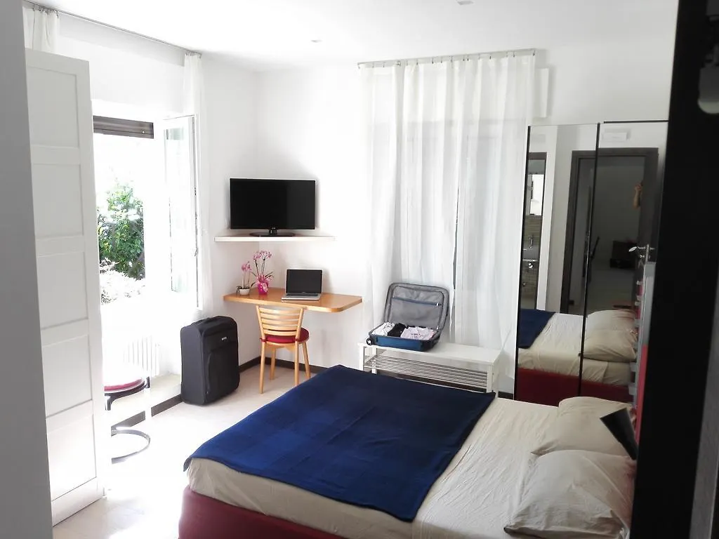 Bed & Breakfast B&B Rosa Blu Como Italy